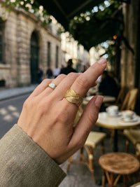 Tresse Flechtring Gold Lifestyle-Setting im Cafe