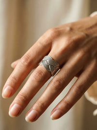 Tresse Flechtring Silber Handansicht Nahaufnahme
