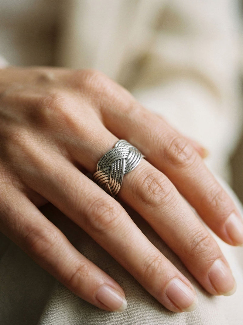 Tresse Flechtring Silber Handansicht Nahaufnahme