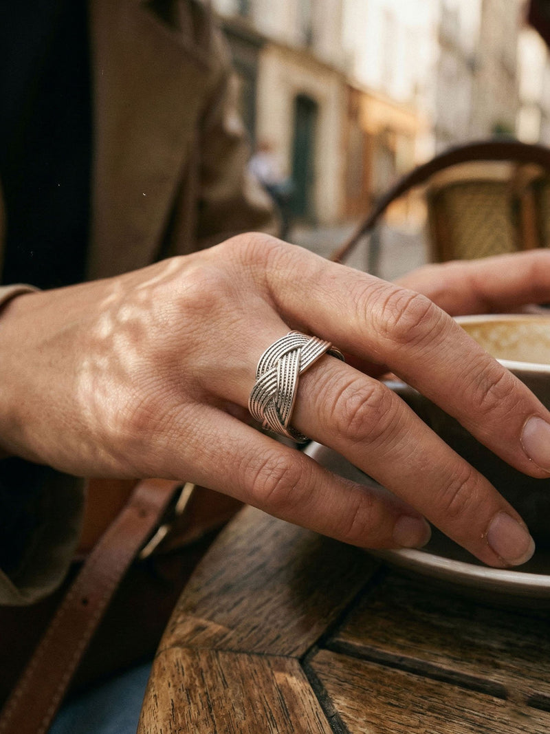 Tresse Flechtring Silber Lifestyle-Setting im Cafe