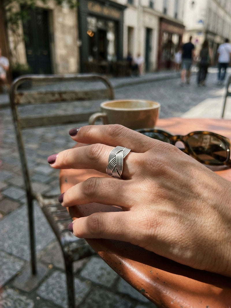 Tresse Flechtring Silber Lifestyle-Setting im Cafe
