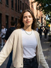 Kette Tuerkis Goldsand – von Model getragen, Boho Halskette Styling im Alltag