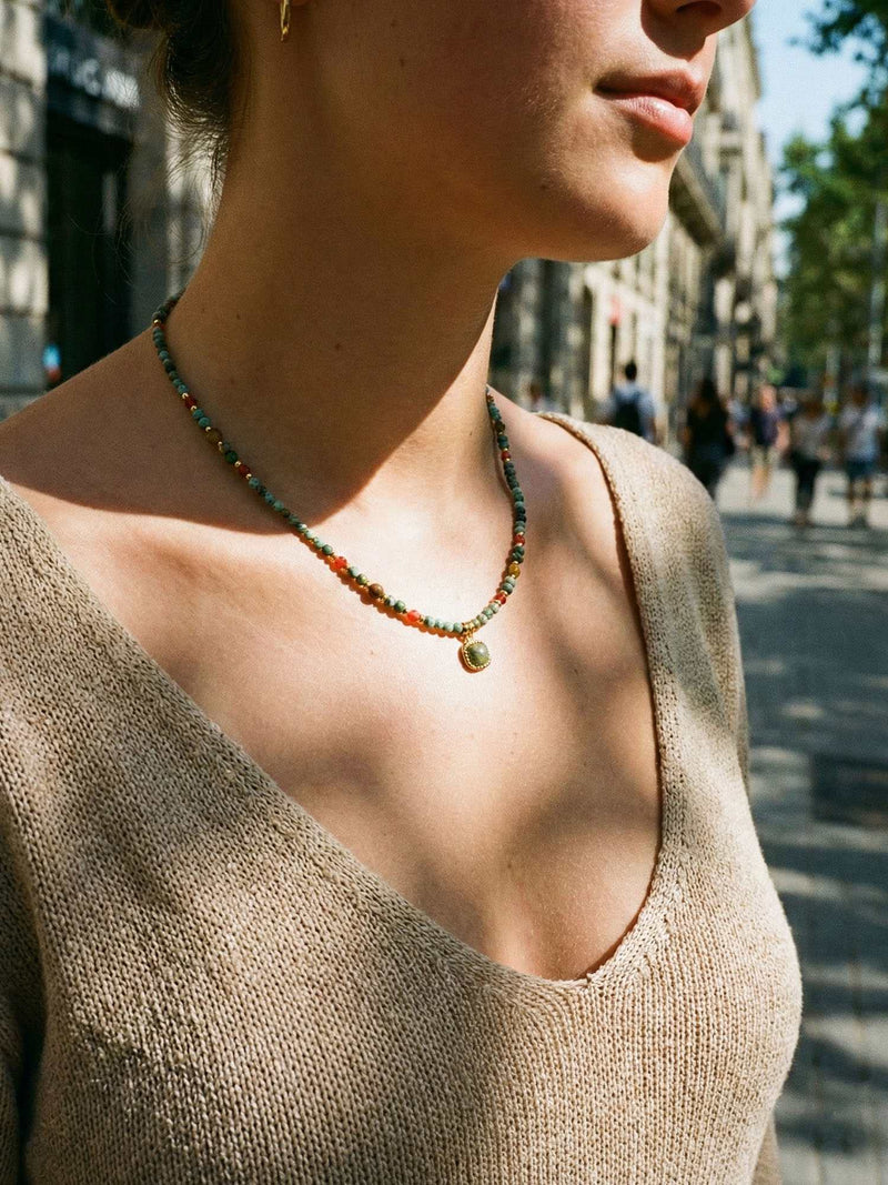 Kette Tuerkis Titan Anhaenger – Detailaufnahme am Hals getragen, Nahaufnahme Anhaenger und Perlen