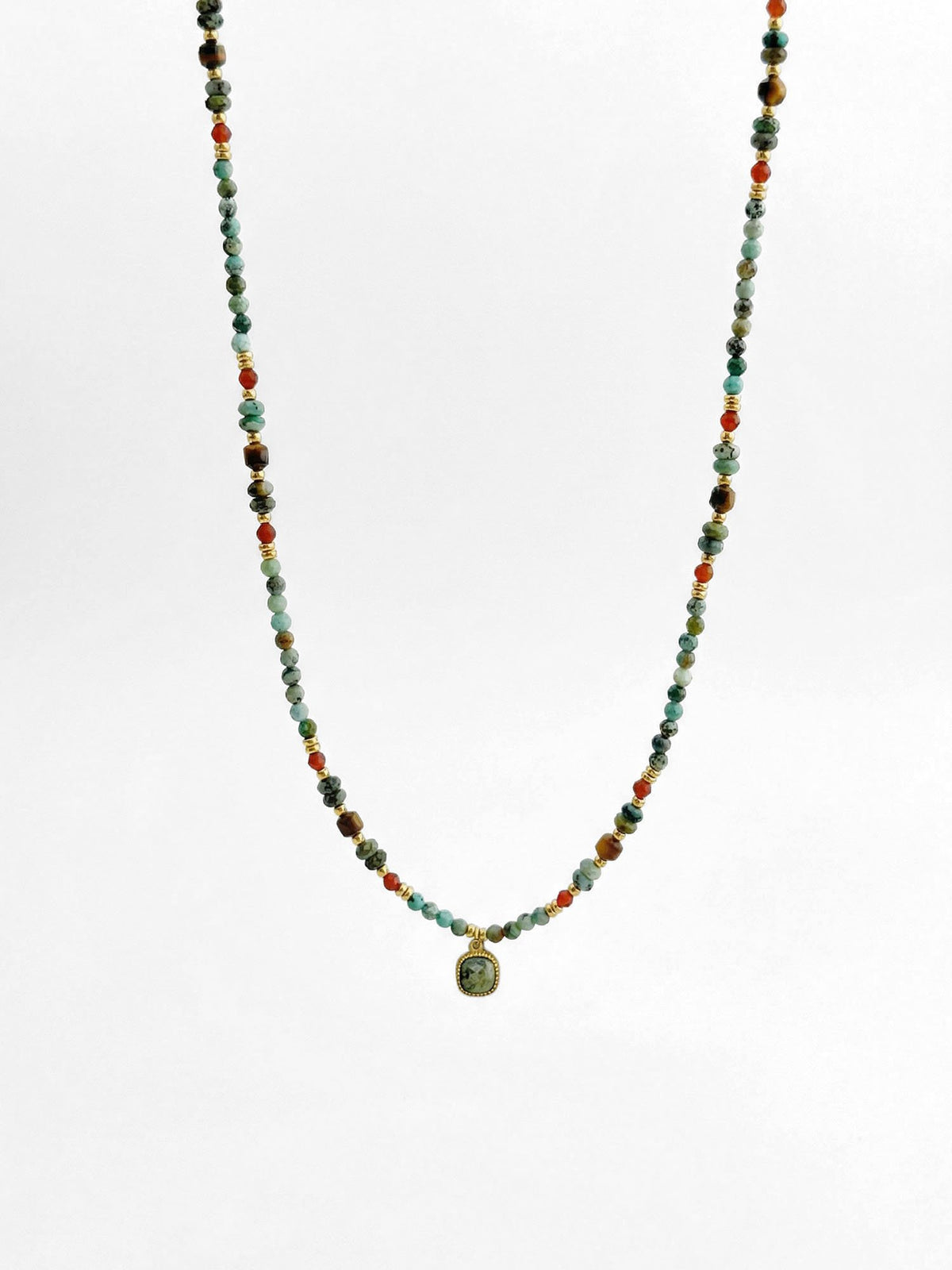 Kette Tuerkis Titan Anhaenger – Produktbild auf weissem Hintergrund, Naturstein Halskette, Boho Schmuck