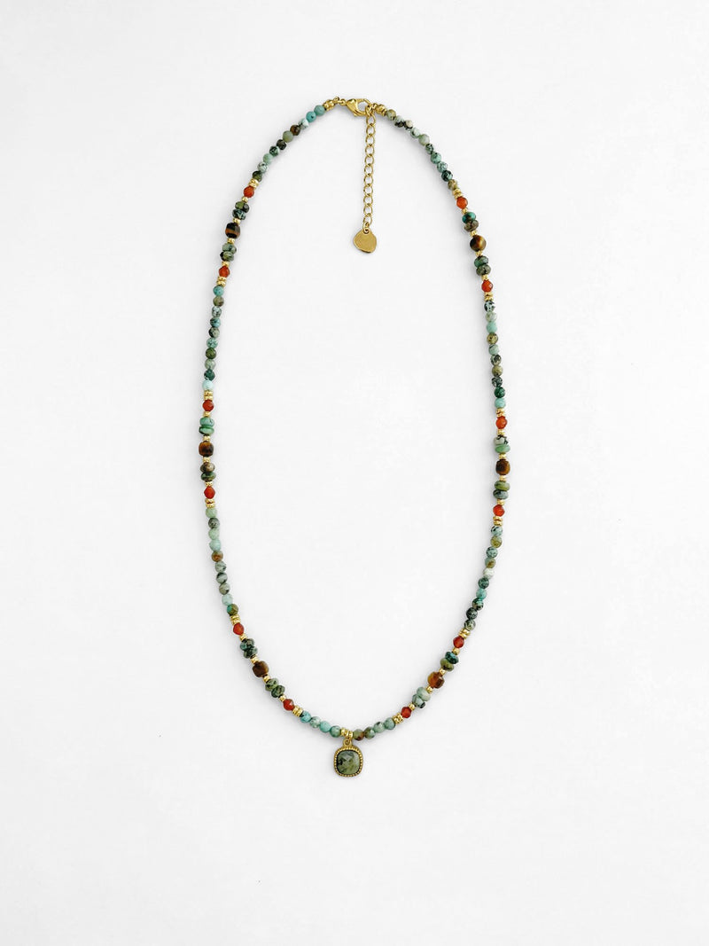 Kette Tuerkis Titan Anhaenger – Produktbild auf weissem Hintergrund, Naturstein Halskette, Boho Schmuck