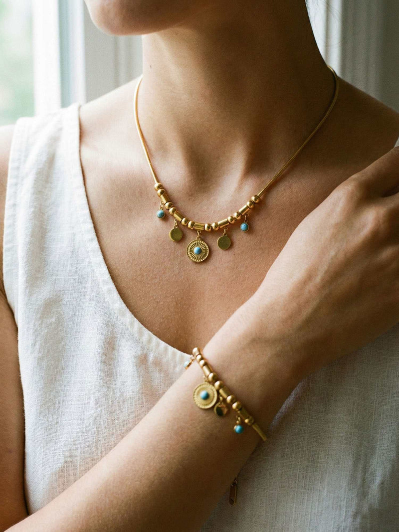 Tuerkis Sonnen Set getragen zu weisser Bluse - goldene Boho Kette und Armband mit Muenz-Charms natuerlicher Look