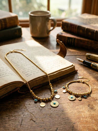 Tuerkis Kette und Armband auf antikem Holztisch mit Buechern und Kaffeetasse - Vintage Boho Schmuck Lifestyle
