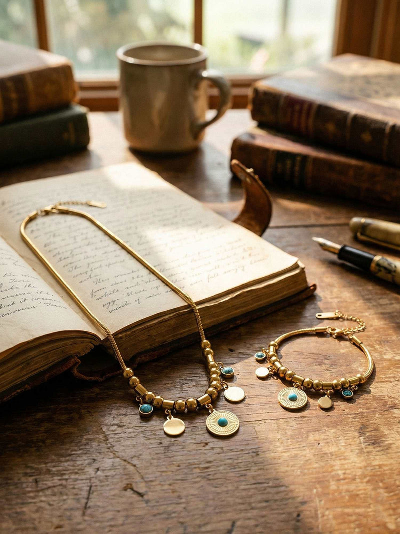 Tuerkis Kette und Armband auf antikem Holztisch mit Buechern und Kaffeetasse - Vintage Boho Schmuck Lifestyle