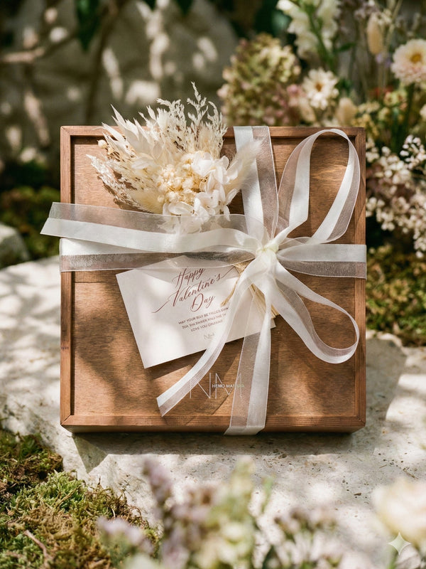 Valentinstag Geschenk in Natur - Holz Geschenkbox mit Blumenarrangement