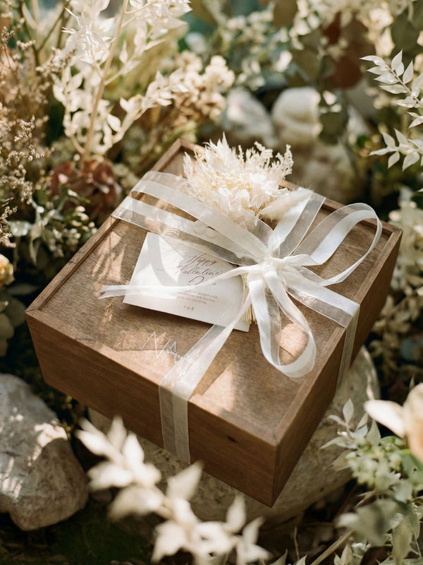 Romantische Geschenkbox in natuerlicher Umgebung - Valentinstag Ueberraschung