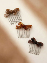 Vintage Bow Cream Haarkamm Lifestyle – cremefarbener Schleifenkamm in stilvoller Umgebung