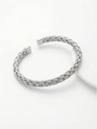 Woven Heritage Frost Armreif Seitenansicht – silberner geflochtener Armreif, weisser Hintergrund