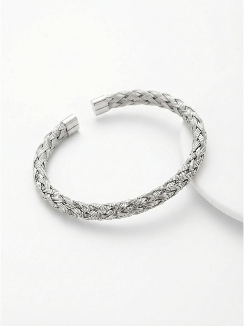 Woven Heritage Frost Armreif Seitenansicht – silberner geflochtener Armreif, weisser Hintergrund