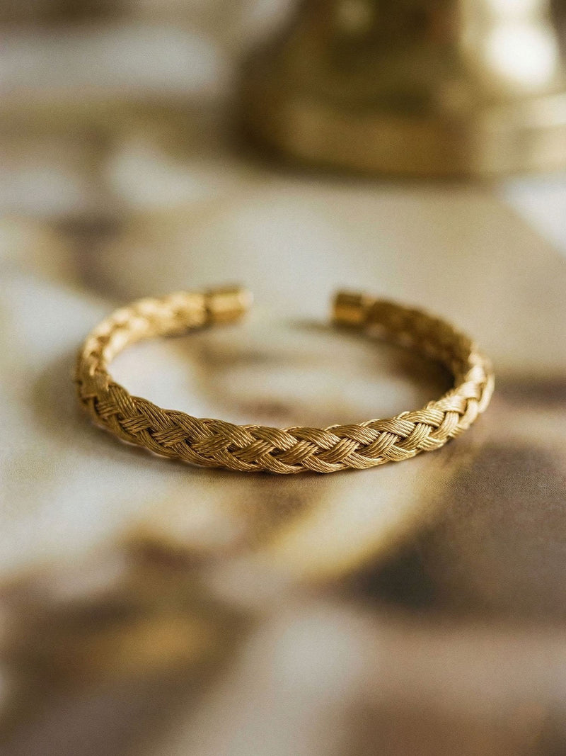 Woven Heritage Royal Armreif Detailaufnahme – Nahaufnahme des praezisen goldenen Flechtmusters
