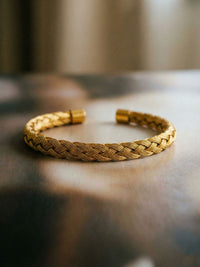 Woven Heritage Royal Armreif Lifestyle – goldener Flechtarmreif im urbanen Streetstyle