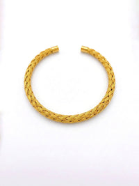 Woven Heritage Royal Armreif – Goldener geflochtener offener Armreif, 18K vergoldet, praezises Flechtmuster, weisser Hintergrund
