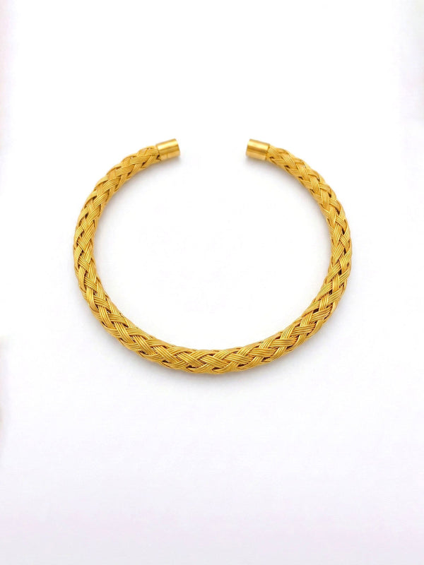 Woven Heritage Royal Armreif – Goldener geflochtener offener Armreif, 18K vergoldet, praezises Flechtmuster, weisser Hintergrund