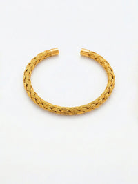 Woven Heritage Royal Armreif Seitenansicht – goldener geflochtener Armreif von der Seite, weisser Hintergrund
