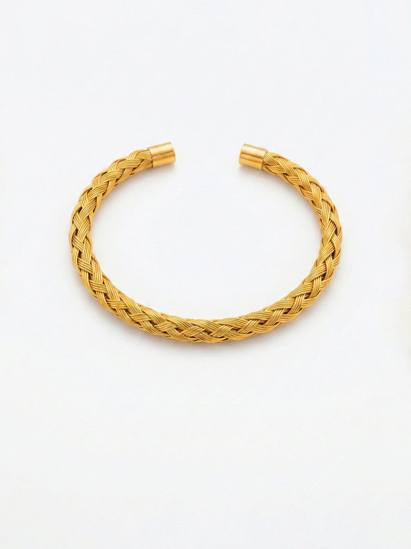 Woven Heritage Royal Armreif Seitenansicht – goldener geflochtener Armreif von der Seite, weisser Hintergrund
