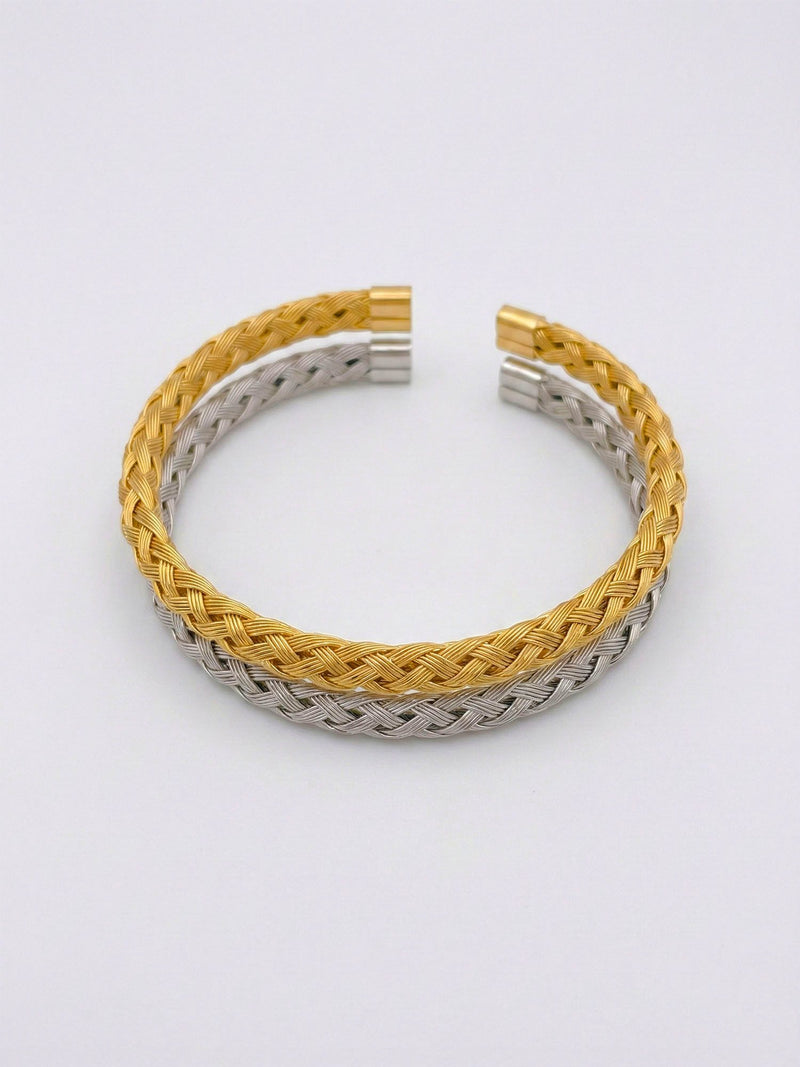 Woven Heritage Serie – Goldener und silberner geflochtener Armreif nebeneinander, edle Flechtkunst in zwei Farben