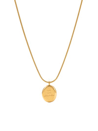 Kette Adorable mit Gravur-Anhänger Gold – Weißer Hintergrund, Dekolleté-Ansicht