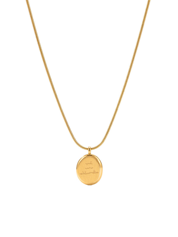 Kette Adorable mit Gravur-Anhänger Gold – Weißer Hintergrund, Dekolleté-Ansicht
