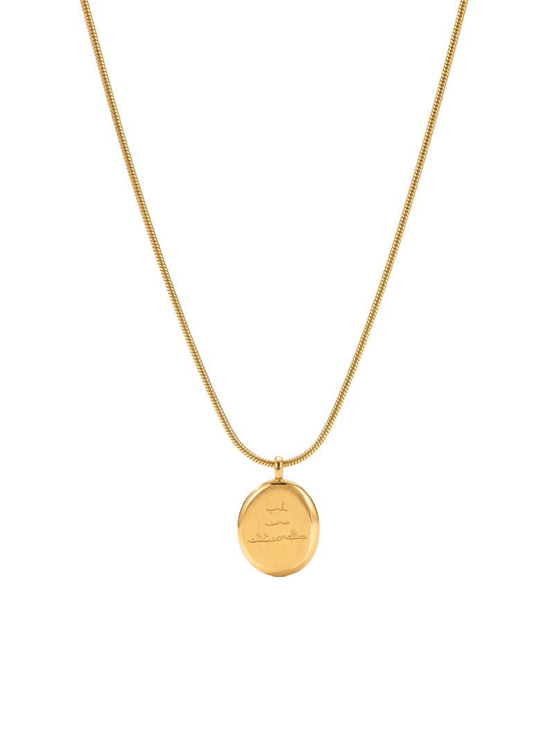 Kette Adorable mit Gravur-Anhänger Gold – Weißer Hintergrund, Dekolleté-Ansicht