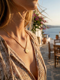 Kette Adorable mit Gravur-Anhänger Gold – Makro-Detailansicht Kette