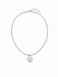 Kette Adorable mit Gravur-Anhänger Silber – Weißer Hintergrund, Detailansicht