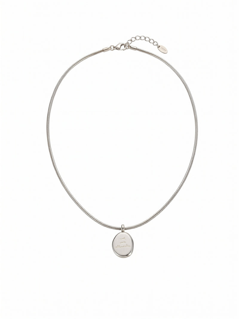 Kette Adorable mit Gravur-Anhänger Silber – Weißer Hintergrund, Detailansicht