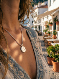 Kette Adorable mit Gravur-Anhänger Silber – Makro-Detail Kette
