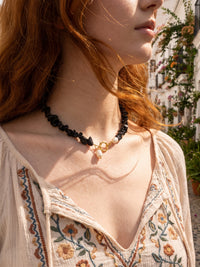 Midnight Pearl Obsidian-Kette mit Süßwasserperle – Boho-Style Tragebild