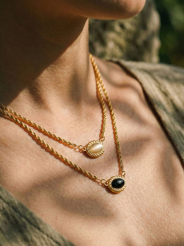Yin Yang Kette Trageansicht – vergoldete Balance-Kette am Hals