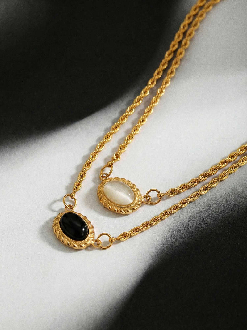 Yin Yang Kette Styling – elegante Opalstein-Kette in natuerlichem Setting