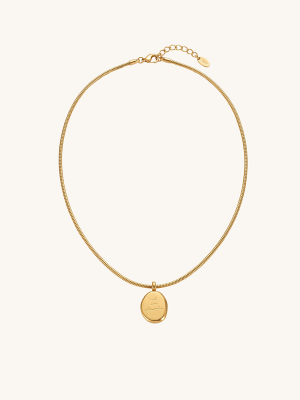 Kette Adorable mit Gravur-Anhänger Gold – Weißer Hintergrund, Gesamtansicht