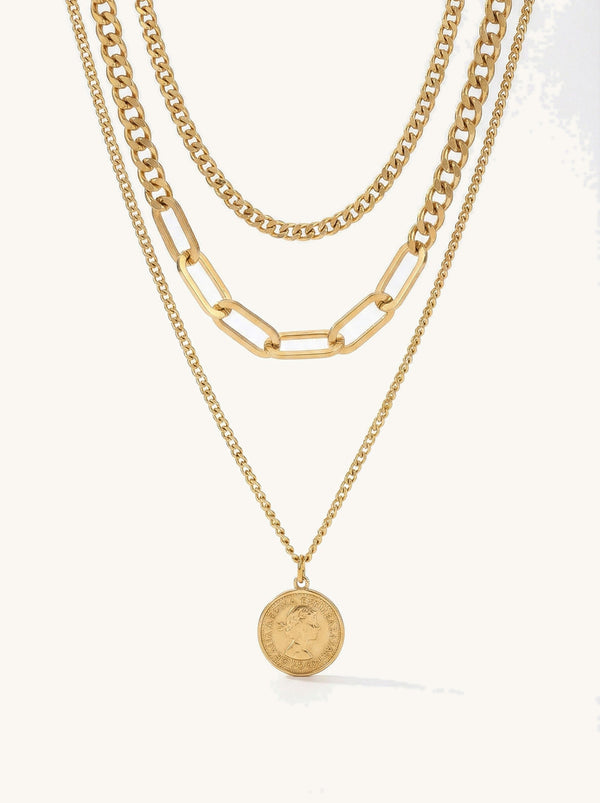 Aurelia Münzkette Produktbild - dreireihige 18K vergoldete Layering-Halskette mit Queen Elizabeth Münzanhänger auf weißem Hintergrund