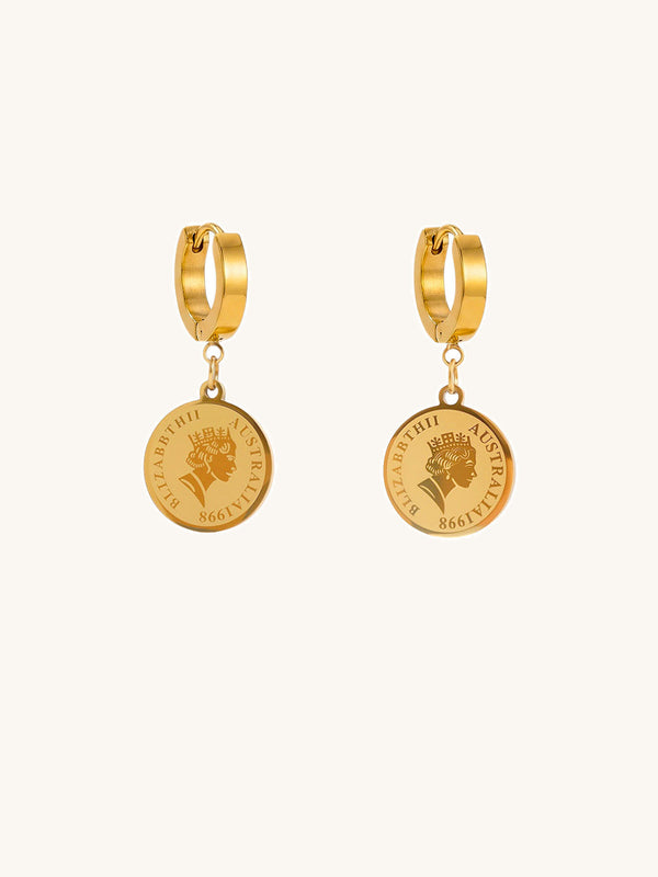 Queens Coin Ohrringe Produktfoto – Paar vergoldete Creolen mit Elizabeth II Australia Münzanhänger auf weißem Hintergrund Detailansicht