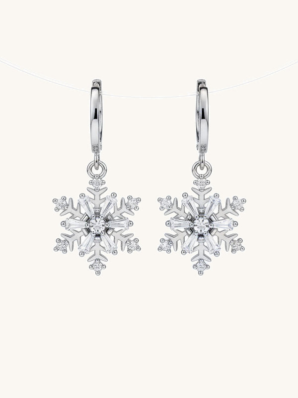 DREHBARE Schneeflocken-Ohrringe Produktfoto – silberfarbene drehbare Schneeflocken-Creolen mit Zirkonia-Kristallen auf weißem Hintergrund