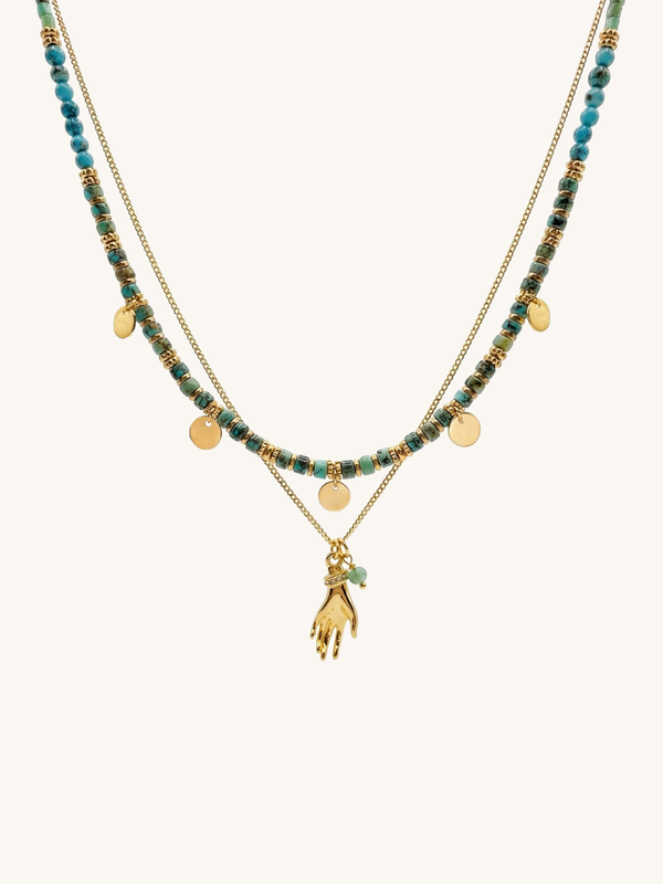 Quiet Protection Türkis Layering Halsketten-Set mit afrikanischen Türkis-Perlen goldenen Münz-Charms und 18K vergoldetem Hand-Anhänger auf weißem Hintergrund