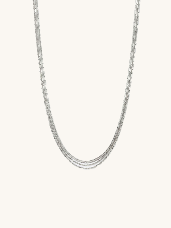 Triple Layer Silber Kette Produktfoto – dreifache Feingliederkette in Silber auf weissem Hintergrund