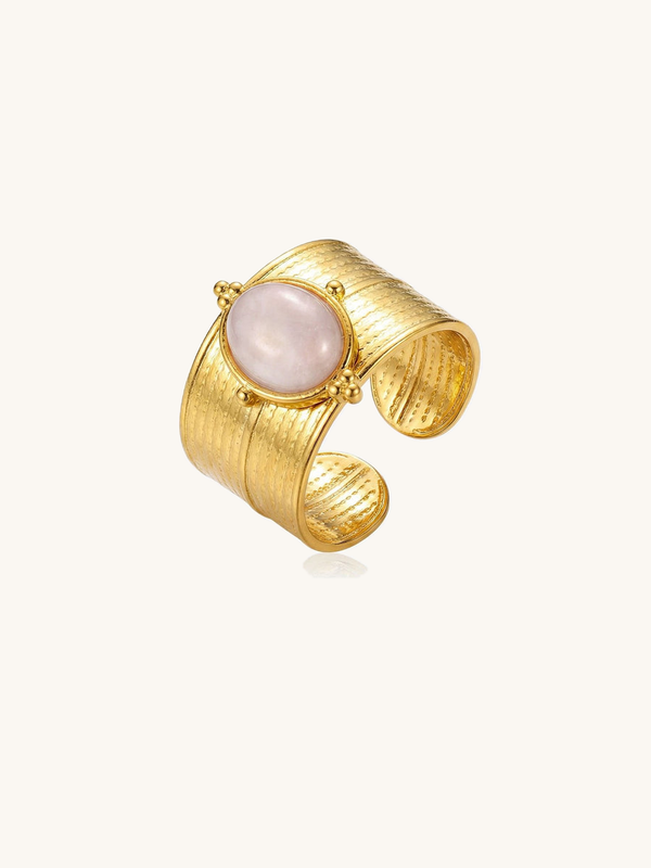 Ring Opulenz grosser Steinring 18K vergoldet mit Rosenquarz auf weissem Hintergrund Nemomatheo