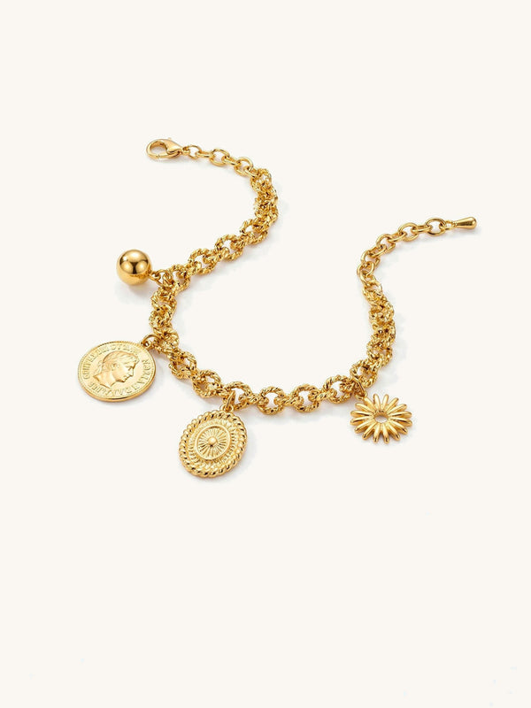 Lucky Charms Armband Gold – Geflochtene Kette mit vier Anhaengern: Goldkugel, antike Muenze, Sonnenblume und Amulett, weisser Hintergrund