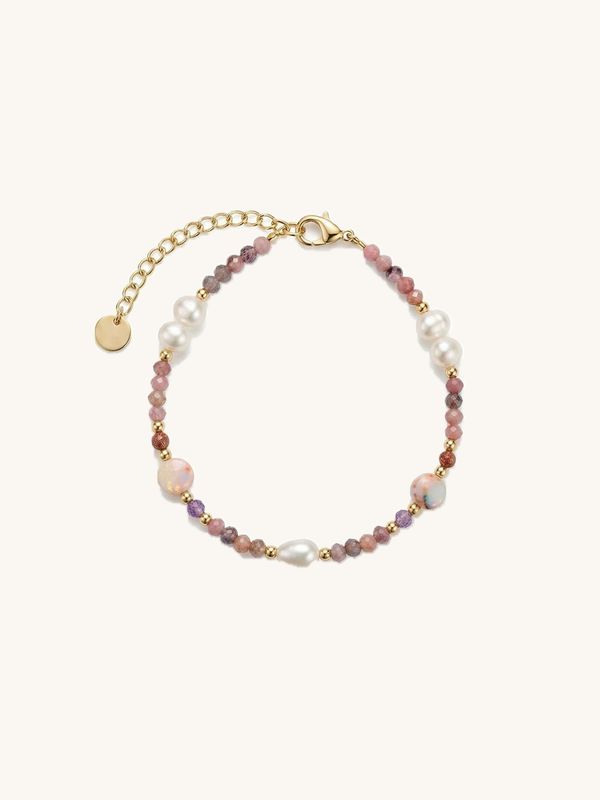 Gentle Blush Armband – Handgefertigtes Boho-Armband mit Rhodonit-Perlen, Suesswasserperlen und goldenen Akzenten, weisser Hintergrund