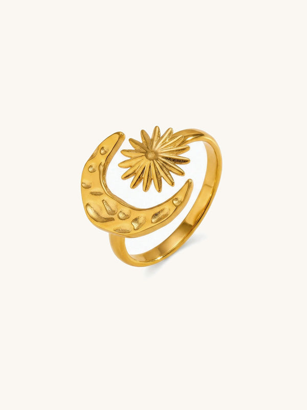 Mond und Sonne Ring 18K vergoldet mit Halbmond und Sonnenblume Motiv auf weissem Hintergrund Nemomatheo