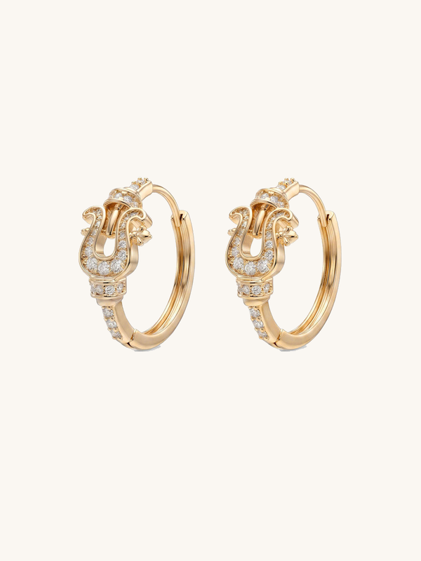 Ohrringe Golden Buckle – Creolen mit Zirkonia, 18K vergoldet – weißer Hintergrund