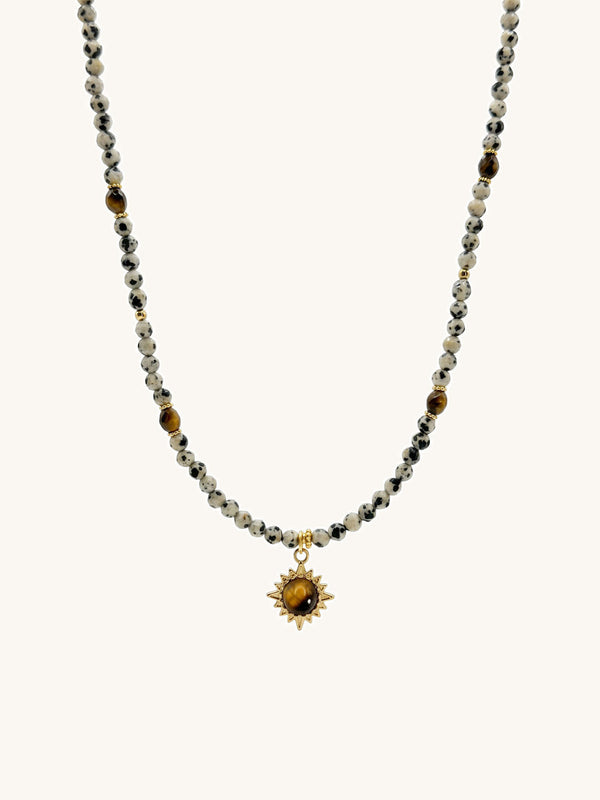 Kette Sun Spirit – Dalmatinerjaspis und Tigerauge Kette mit Sonnen-Anhänger, 18K vergoldet – weißer Hintergrund