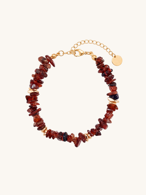 Armband Vulkanblüte mit rotbraunen Splitterelementen und goldfarbener Verlängerung auf weißem Hintergrund